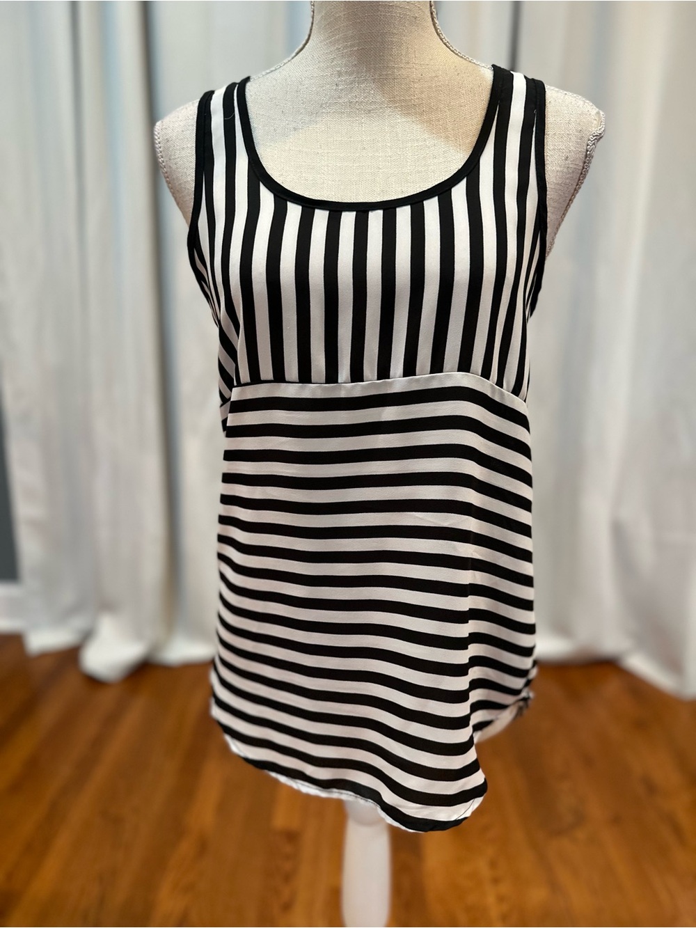 Everly black and white striped sleeveless blouse women’s size small EUC